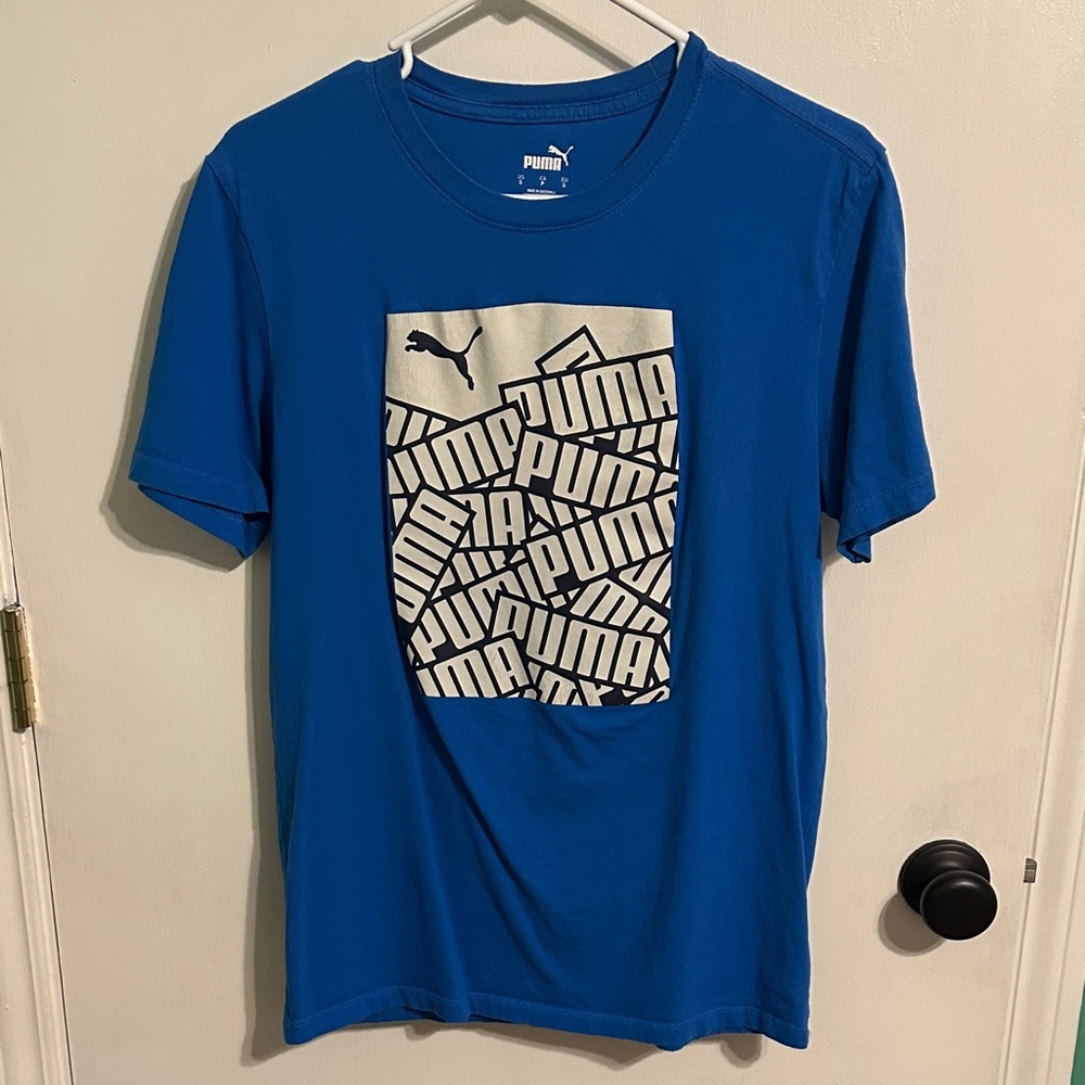 0198‎ Puma Men's Blue Tee with Graphic Design size small